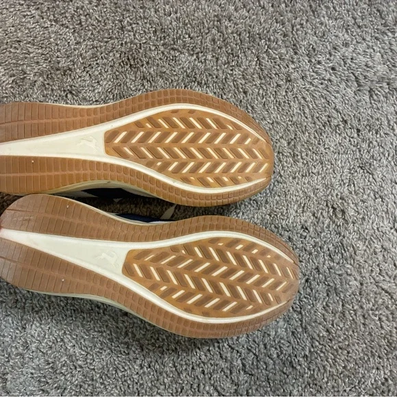 Tracksmith Elliot runner  Cream and Navy Running Shoes Size 9 - Picture 4 of 5